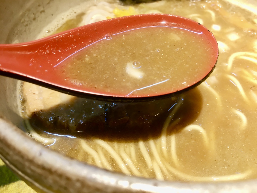麺屋音　煮干しそば醤油のスープ