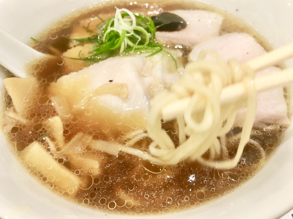 らあめん花月×Japanese soba noodles 蔦コラボラーメンの箸上げ写真