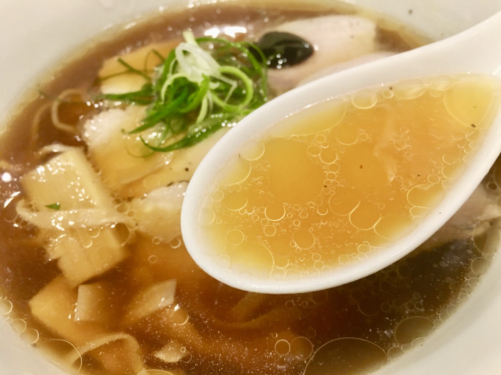 らあめん花月×Japanese soba noodles 蔦コラボラーメンのスープ