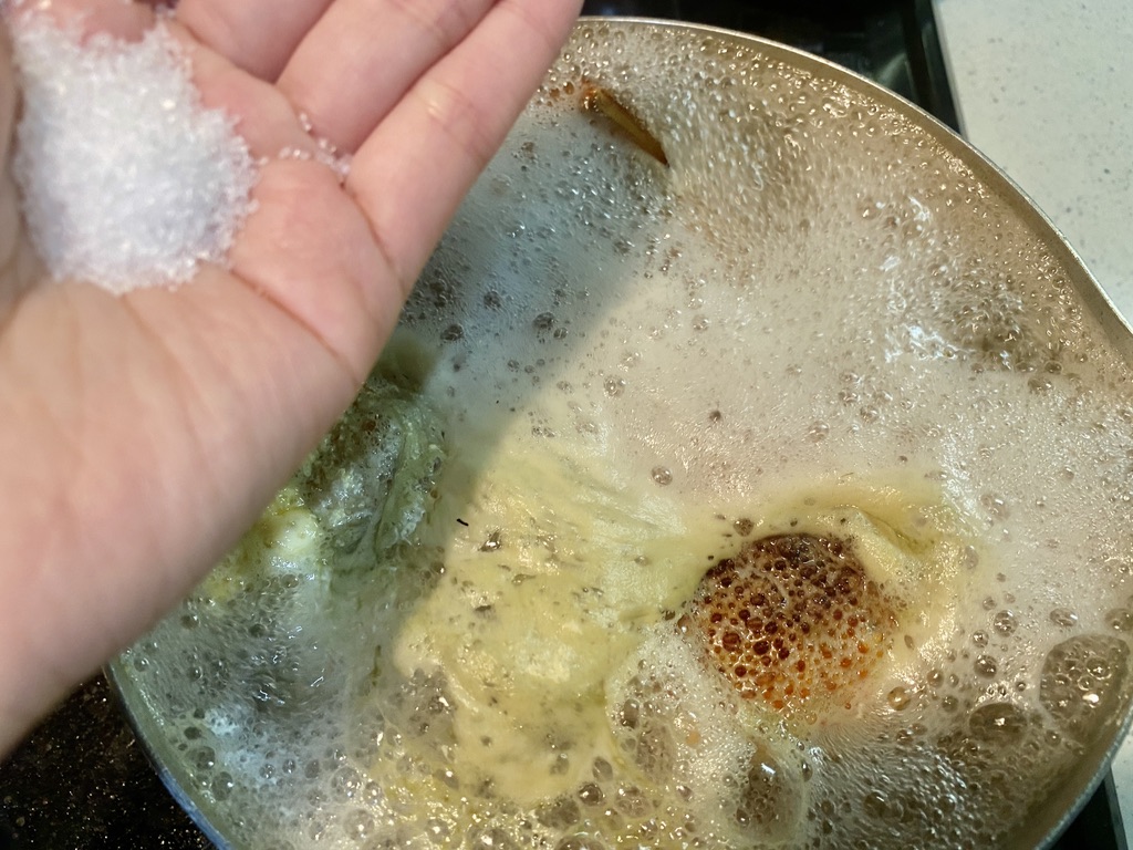 クリガニを茹でる鍋に塩投入